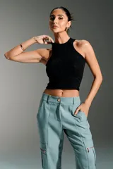 Top negro con cuello halter y espalda descubierta.