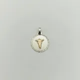 Dije circular de plata con relieve y detalle central de caduceo de medicina en oro 9k.