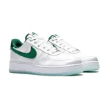 Championes Nike Air Force 1 07, con diseño de corte bajo en color blanco y detalles en verde esmeralda en el swoosh, talón y forro interior. Presentan una suela de goma con acabado traslúcido y tecnología Air.