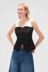 Top negro con breteles anchos, escote recto, cierre frontal con botones y bolsillos tipo parche.