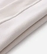 Buzo cerrado de fleece con capucha ajustable, manga larga con puños acanalados, bolsillo tipo canguro y cintura ajustada.