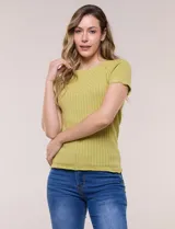 Blusa de punto calado color blanco, de silueta entallada, manga corta raglán y escote redondo, con detalles de tejido fantasía en el canesú y terminaciones festonadas.