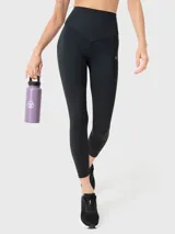 Calza deportiva de tiro alto con banda de compresión en la cintura, diseño liso y largo al tobillo.