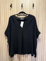 Blusa verde con escote en V y mangas cortas.