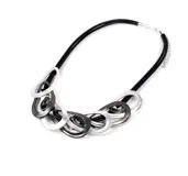 Collar con cordón de cuero negro y eslabones ovalados plateados y negros con incrustaciones de cristal gris.