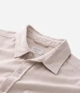 Camisa de hombre confeccionada en terciopelo de algodón, con cuello clásico, cierre frontal de botones y dos bolsillos con solapa en el pecho. Presenta un corte regular y mangas largas con puños abotonados.