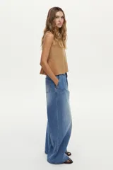 Jean wide leg azul de tiro medio, confeccionado en algodón, con pinzas en el frente y detalle de bordado debajo del bolsillo trasero.
