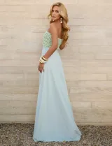 Vestido largo de fiesta color rosa, con corpiño tejido al crochet y falda de satén.