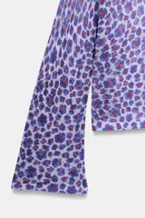 Top de punto fino color lila con estampado de flores abstractas en tonos azules y rojos, con cuello redondo y mangas largas acampanadas.