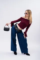 Jean baggy de tiro bajo en color azul denim clásico, con corte extra ancho y caída fluida.