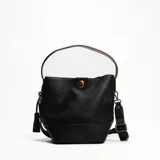 Cartera tipo bucket negra de cuero sintético con correa larga ajustable y asa de mano rígida.