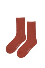 Medias de caña alta en color crema, confeccionadas en tejido acanalado con el nombre de la marca bordado en el empeine en color bordó.