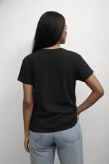 Remera de algodón de manga corta y cuello redondo, con estampado floral en el pecho.