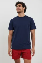 Remera de cuello redondo y manga corta, confeccionada en tejido de algodón pesado.