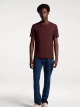 Camiseta de manga corta en tejido de punto con textura de espiga, cuello redondo y corte clásico.