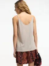 Musculosa negra con escote en V y breteles finos.