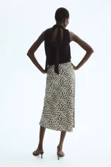 Pollera midi de tiro alto con estampado animal print de leopardo, corte evasé y caída suave.