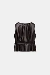 Top sin mangas de efecto piel en color negro, con cuello redondo, corte entallado y bajo evasé. Incluye un cinturón fino integrado y cierre de cremallera oculta en la espalda.