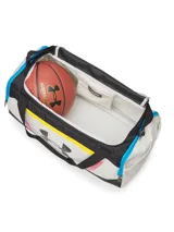 Bolso deportivo Under Armour modelo Undeniable 5 Duffle S, con diseño multicolor que combina blanco, negro, rosa, amarillo y azul. Cuenta con compartimento principal con cierre, correas de mano y correa de hombro ajustable con hombrera acolchada.
