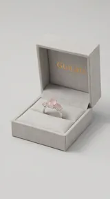 Anillo de plata 925 con diseño de tres piedras de cuarzo rosa en talla ovalada.