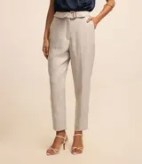 Pantalón negro de vestir, de corte recto, con tiro alto, cinturón con hebilla metálica y bolsillos laterales.