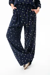 Pantalón palazzo azul con estampado de hojas doradas, cintura elástica y corte amplio.