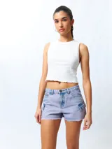 Short negro de jean con bolsillos cargo y terminación desflecada.