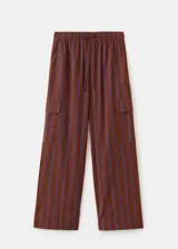 Pantalón cargo de algodón con diseño a rayas, cintura ajustable con elástico y bolsillos laterales con solapa.
