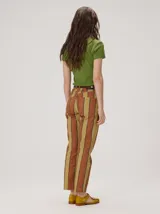 Pantalón de corte recto con diseño de rayas verticales multicolor en tonos celeste, azul, violeta y naranja.