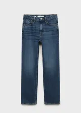 Pantalón de jean tiro medio, corte recto y clásico diseño de cinco bolsillos, confeccionado en algodón.