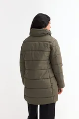 Campera puffer larga de color verde militar, con cuello alto, cierre frontal y diseño acolchado horizontal.