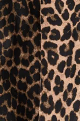 Pantalón palazzo de corte holgado con estampado de leopardo, piernas amplias, pinzas y bolsillos laterales.