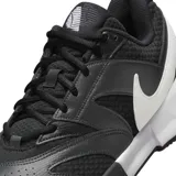 Championes Nike Court Lite 4, color negro con detalles en blanco. Diseño deportivo con paneles de malla y cuero sintético, ideal para uso diario o entrenamiento.