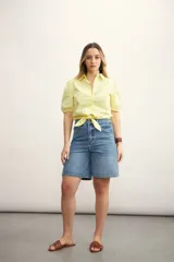 Bermuda de jean color azul de tiro alto.