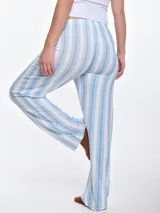 Pantalón de dormir de corte recto y calce relajado, confeccionado en viscosa con elastano de tacto suave. Presenta cintura elastizada para mayor comodidad y fluidez en la caída.