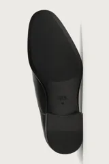 Zapato de vestir tipo oxford color negro, con horma redonda, cordones y suela con ligero tacón.