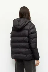 Campera puffer color ladrillo de nylon con capucha, dos bolsillos laterales con cierre y un bolsillo adicional con solapa en la manga izquierda.