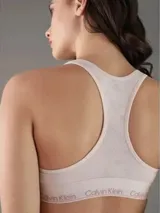 Bralette blanco sin forro de micro modal y elastano, con escote redondo, espalda cruzada, estampado de corazones y banda elástica con logo repetitivo de Calvin Klein.