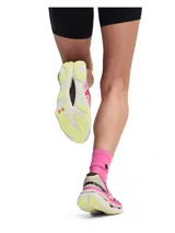 Championes Under Armour W HB Racer 2, diseño deportivo en tonos blanco, rosado y detalles en negro. Cuentan con capellada de malla transpirable y suela chunky de gran amortiguación.
