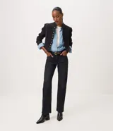 Pantalón de jeans premium azul oscuro de corte recto y cintura media, con bolsillos funcionales, trabillas para cinturón y costuras visibles a contratono. Confeccionado por Marfinno.