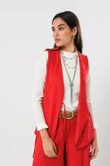 Chaleco rojo sin mangas con escote en V y lazos para anudar.