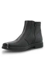 Bota de cuero color negro, de caña corta, con cierre lateral y suela de poliuretano, equipada con tecnología waterproof.