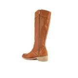 Bota de caña alta de cuero marrón, con taco bajo y suela clara, diseño de campo.