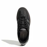 Championes urbanos Adidas modelo Barreda T, color negro con detalles en gris metalizado y suela de goma color marrón. Presentan el diseño clásico de las tres tiras laterales y refuerzos en la puntera.