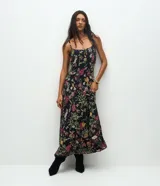 Vestido midi negro con estampado floral, tirantes finos, escote cuadrado y corte evasé en tejido de chiffon.