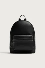 Mochila de diseño minimalista en color negro, confeccionada en material sintético con acabado grabado. Cuenta con un compartimento principal con cierre de cremallera, un bolsillo frontal con cierre y un compartimento posterior acolchado para dispositivos electrónicos. Incluye asa de mano superior y dos correas de hombro ajustables.