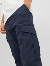 Pantalón cargo de corte slim y tiro medio, color azul marino, con bolsillos laterales tipo cargo con solapa y cierre de cremallera.