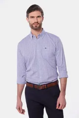 Camisa de manga larga con diseño de cuadros finos en tonos de azul y blanco, cuello abotonado y bordado sutil en el pecho.