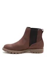 Botin Chelsea de Caterpillar para mujer, modelo Colorado W S Chelsea, confeccionado en cuero nobuk texturizado de color marrón. Presenta elásticos laterales negros con el logo de la marca impreso, punta redonda y suela de goma gruesa con tacos para mayor tracción.