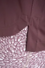 Remera deportiva color malva/ciruela, de manga corta y corte holgado, con cuello redondo y aberturas laterales en el ruedo.